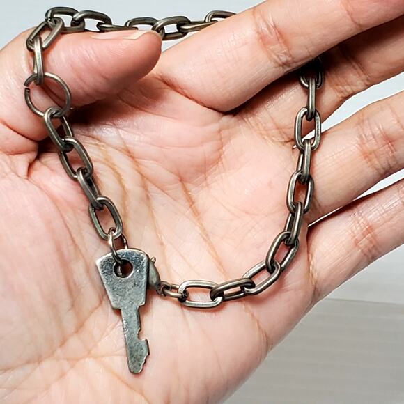 Silver Tone Link Chain Key Dangle Charm 8" Bracelet - Picture 1 of 3
